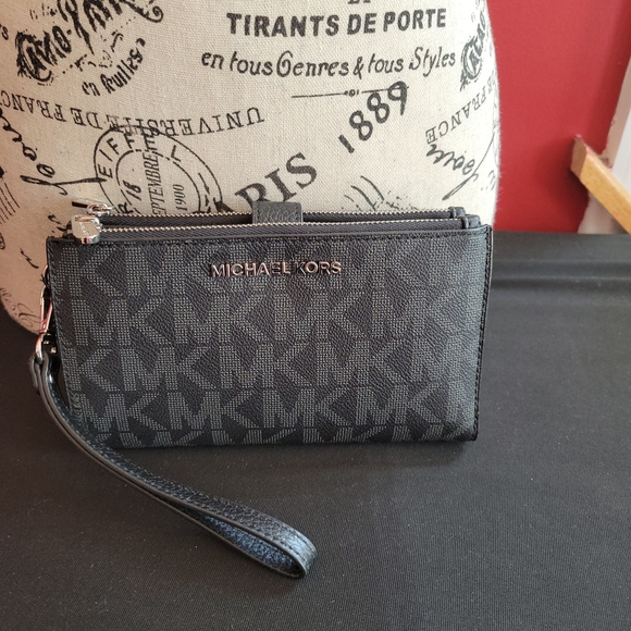 Michael Kors Handbags - Michael Kors Black Wristlet Wallet